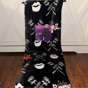 Bratz Black and White Plush Throw Blanket